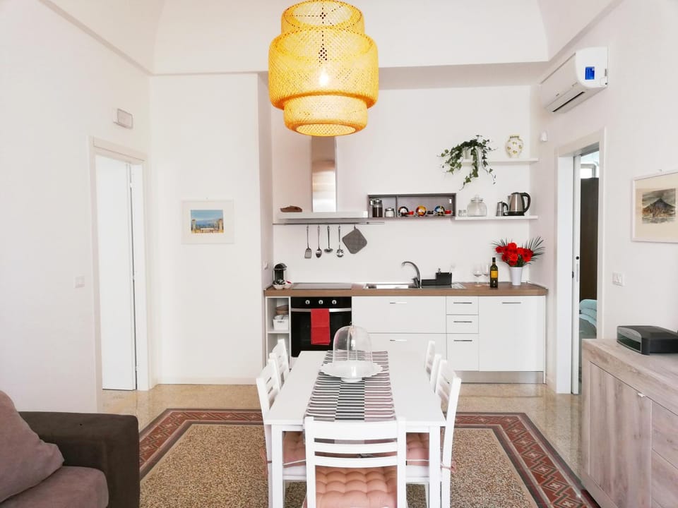 Coffee/tea facilities, Kitchen or kitchenette, Living room, Seating area, Dining area