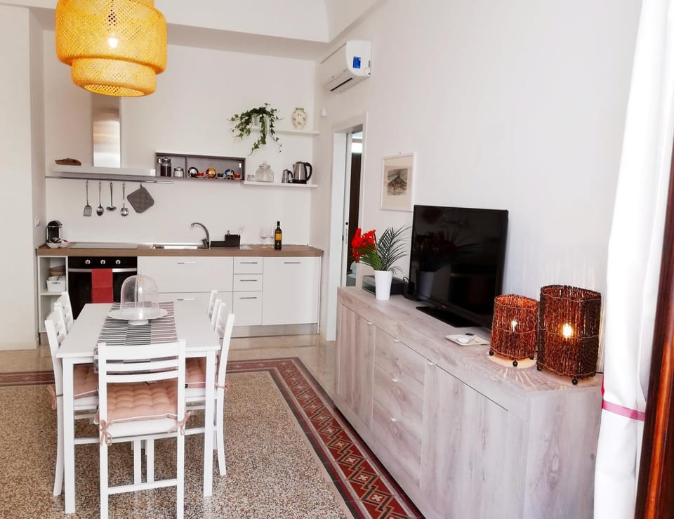 Coffee/tea facilities, Kitchen or kitchenette, Living room, Seating area, Dining area