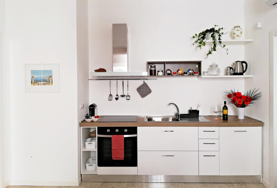 Coffee/tea facilities, Kitchen or kitchenette, Living room, Seating area, Dining area