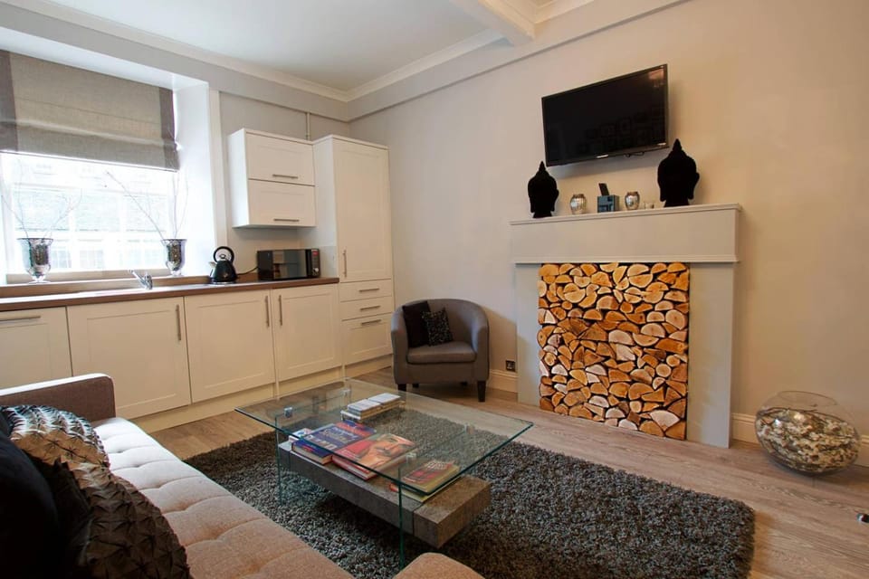 TV and multimedia, Kitchen or kitchenette, Living room, Seating area, microwave