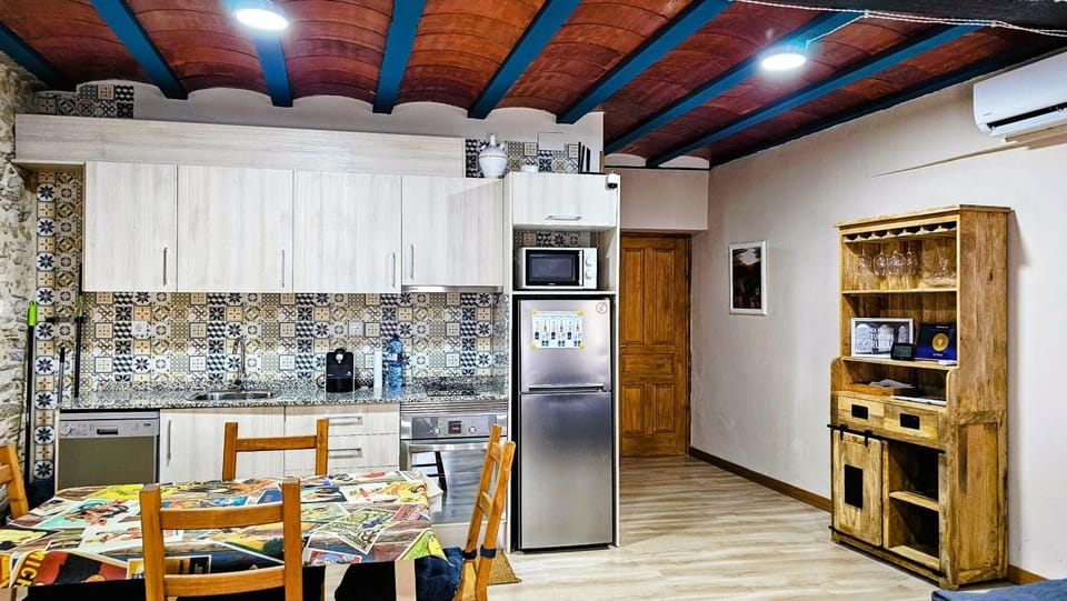 Kitchen or kitchenette, Living room, Seating area, Dining area, minibar, pet friendly, stove