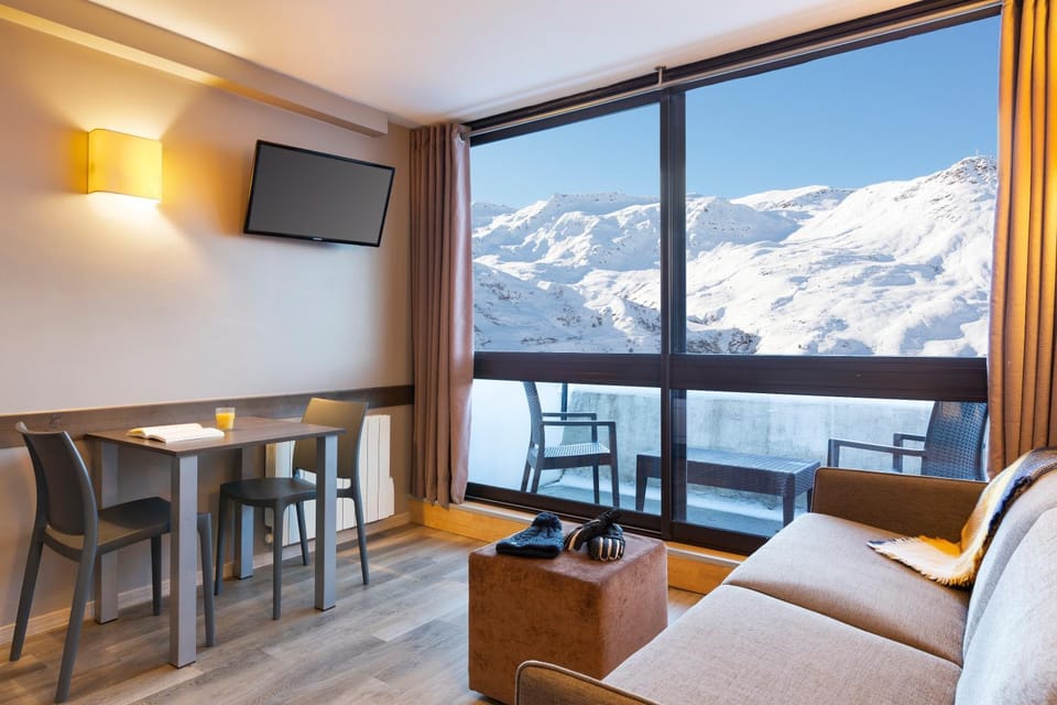 View (from property/room), Balcony/Terrace, Bedroom