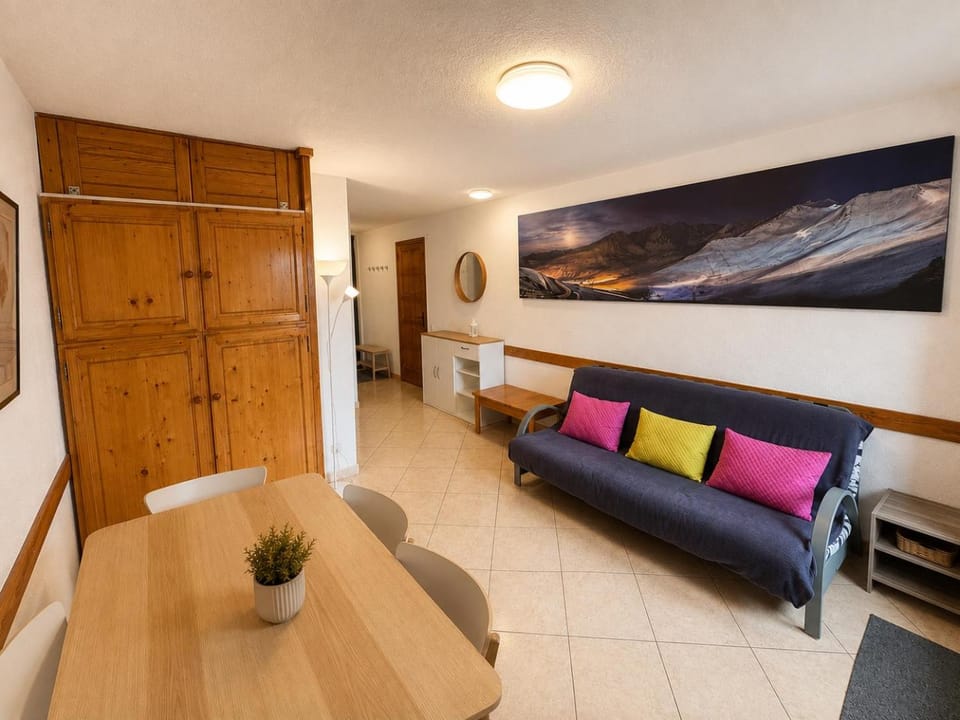 Living room, Seating area, Dining area, wardrobe