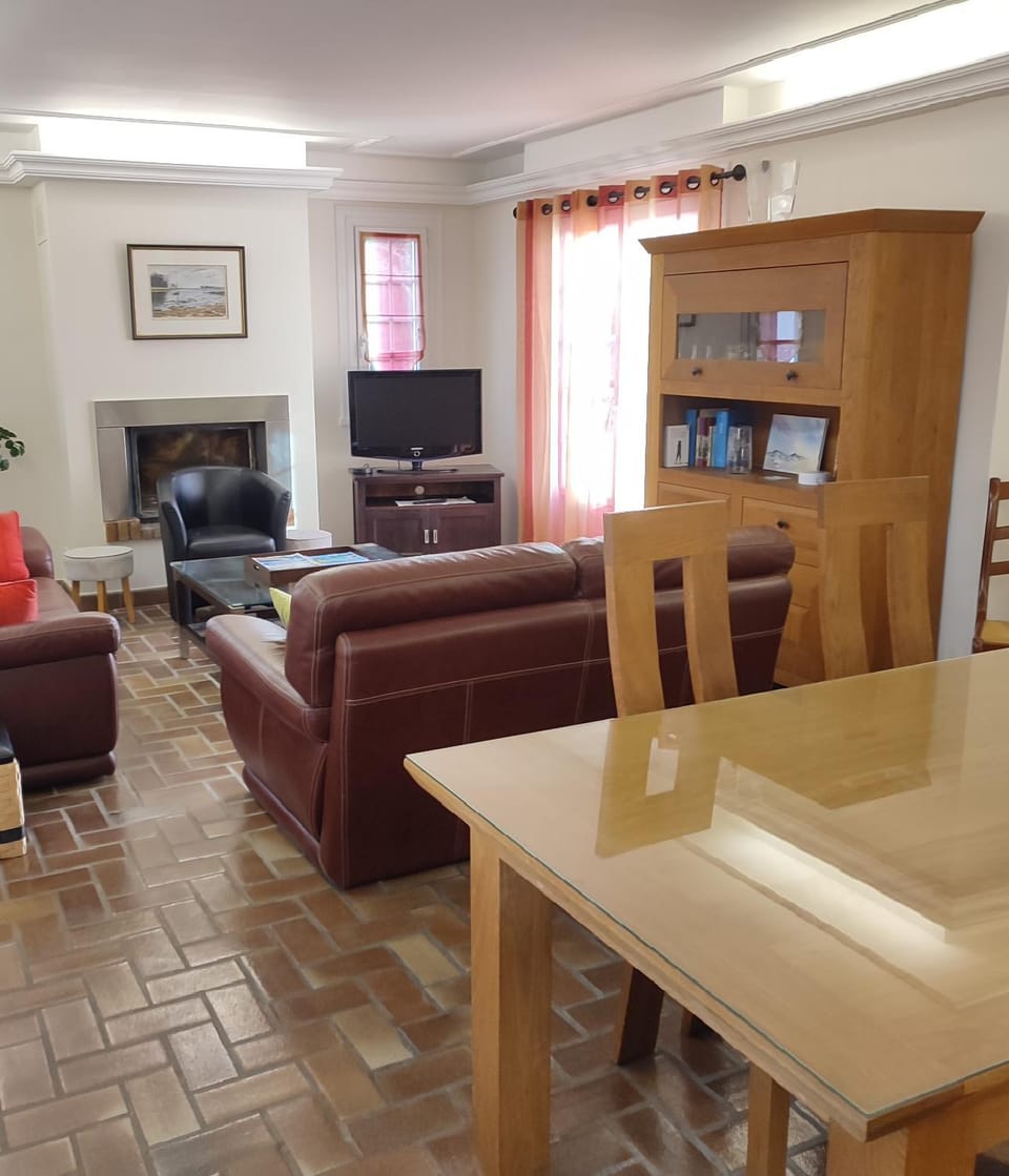 Maison classée 3 étoiles, grand jardin clos au calme Proche centre ville, 10 min des plages House in Pont-l'Abbé