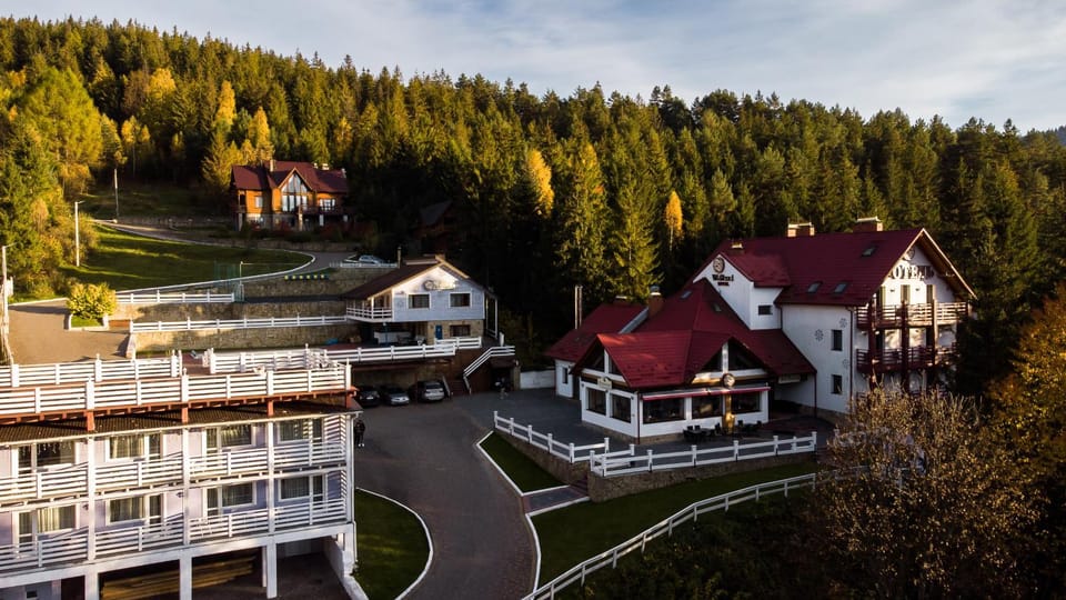 Property building, Day, Natural landscape, Bird's eye view, Mountain view