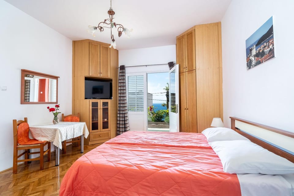Photo of the whole room, Sea view