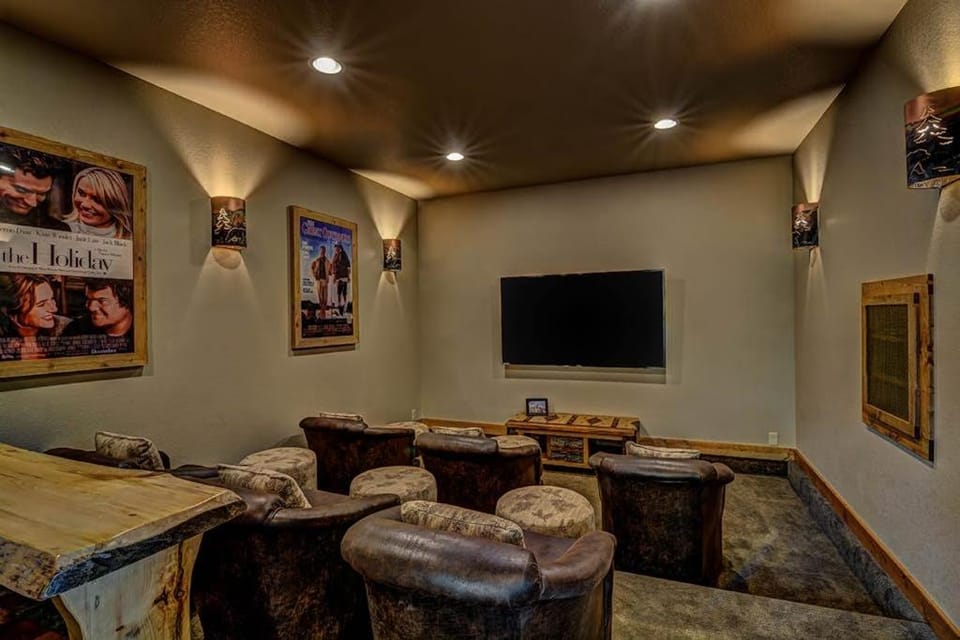 Whispering Pines Lodge: 9 Bedroom House in Wisconsin