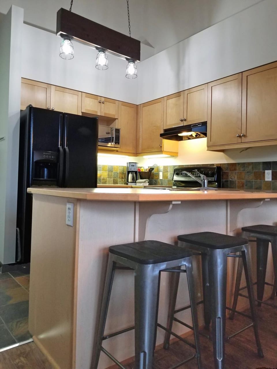Coffee/tea facilities, Kitchen or kitchenette, Photo of the whole room, Dining area, On site