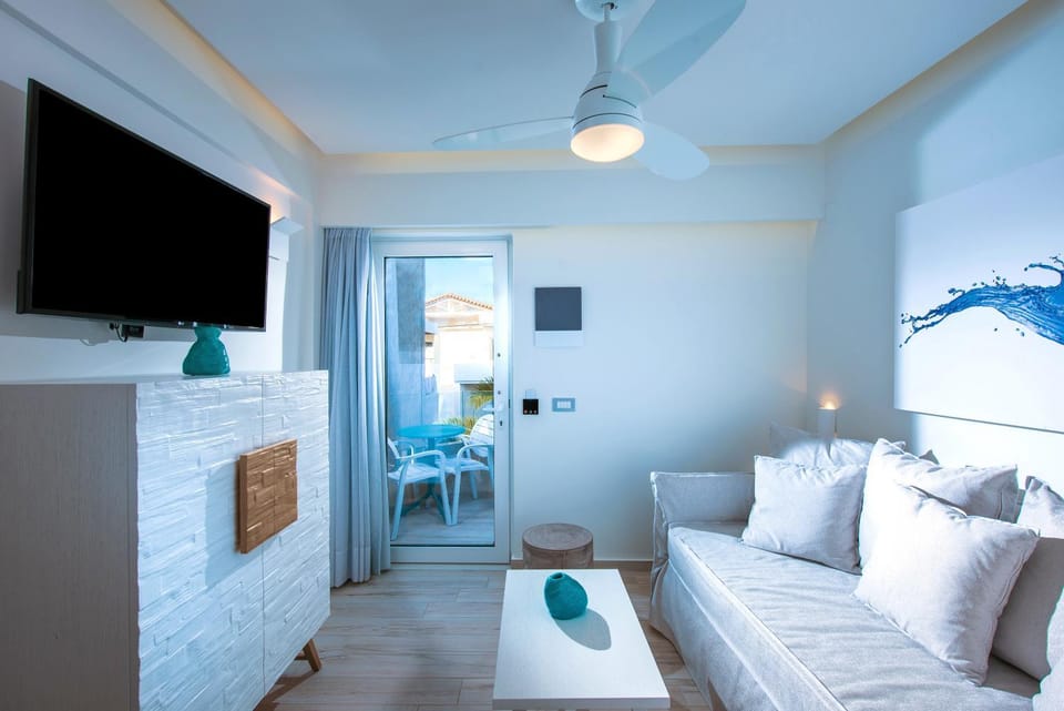 Communal lounge/ TV room, TV and multimedia, Living room, Seating area