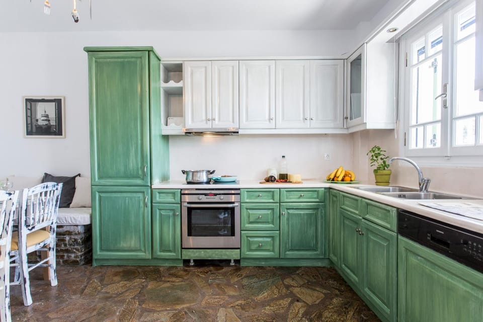 Kitchen or kitchenette, Dining area, dishwasher, pet friendly, stove