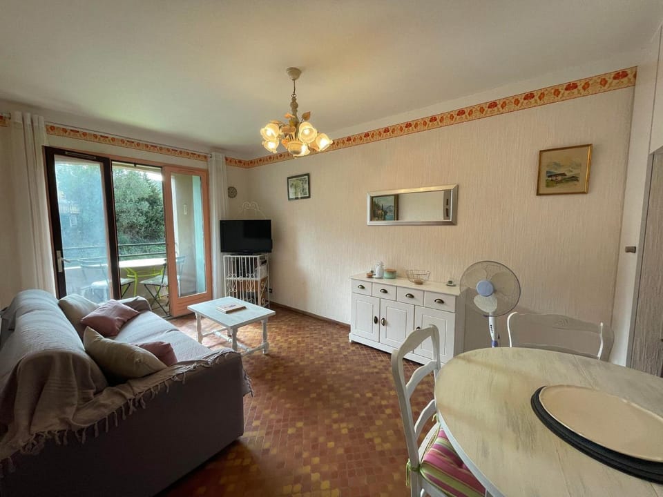 Communal lounge/ TV room, Living room, Seating area