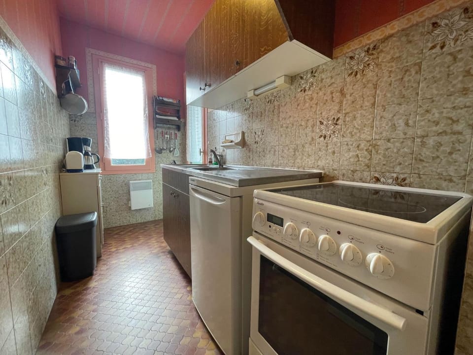 Kitchen or kitchenette, stove