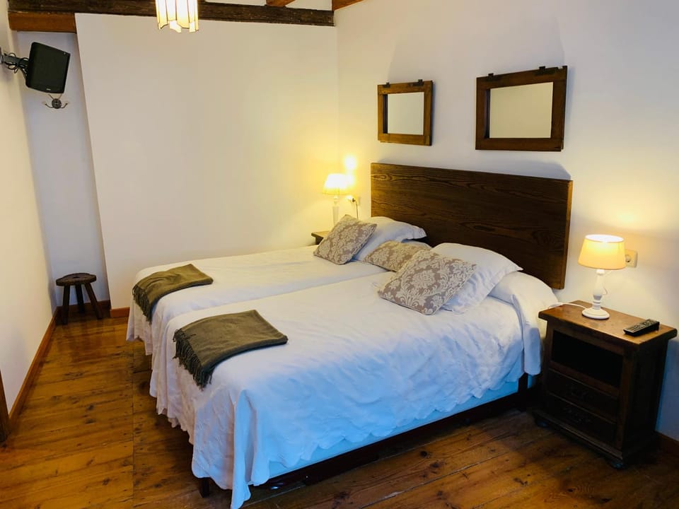 Bed, Photo of the whole room, Decorative detail