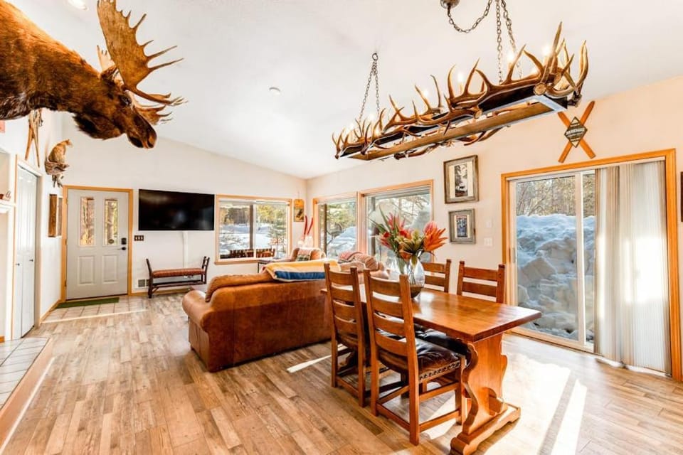 A House For All Seasons House in McCall