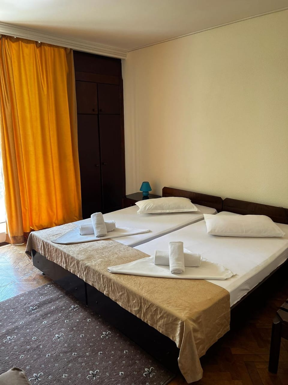 Bed, Bedroom, towels
