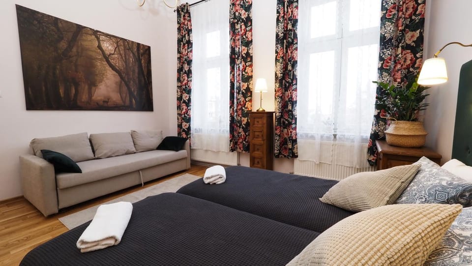 Bed, Photo of the whole room, Seating area, Bedroom