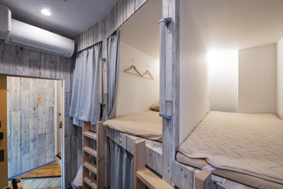 Bedroom, bunk bed