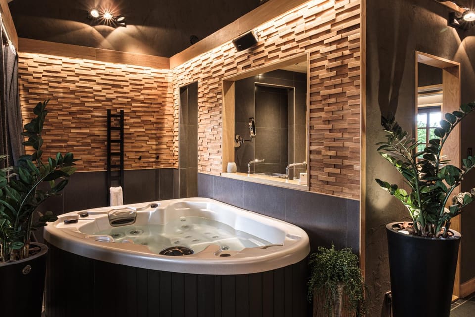 Le Domaine des Prés Verts Suites & Chambres avec Jacuzzi Privatif à Châteauneuf Hotel in Bourgogne-Franche-Comté