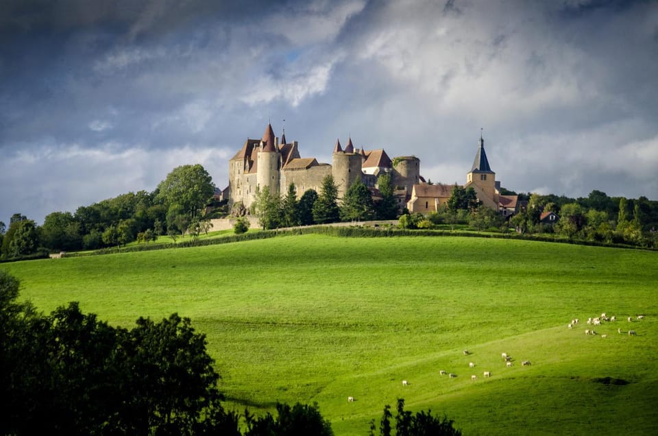 Le Domaine des Prés Verts Suites & Chambres avec Jacuzzi Privatif à Châteauneuf Hotel in Bourgogne-Franche-Comté
