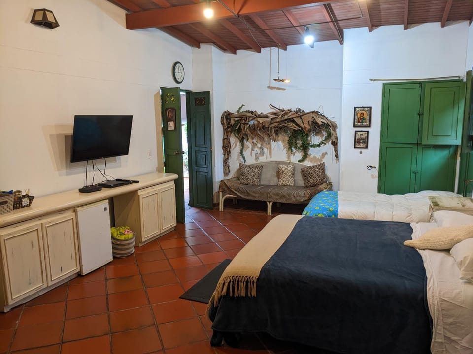Bed, TV and multimedia, Photo of the whole room