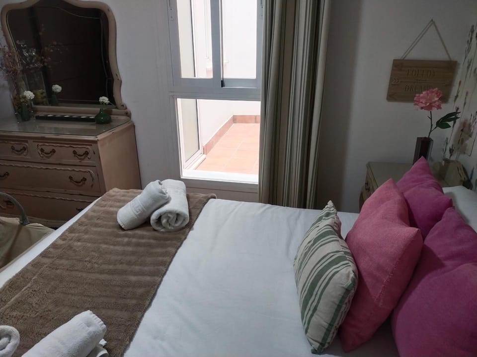 Bed, Bedroom, towels