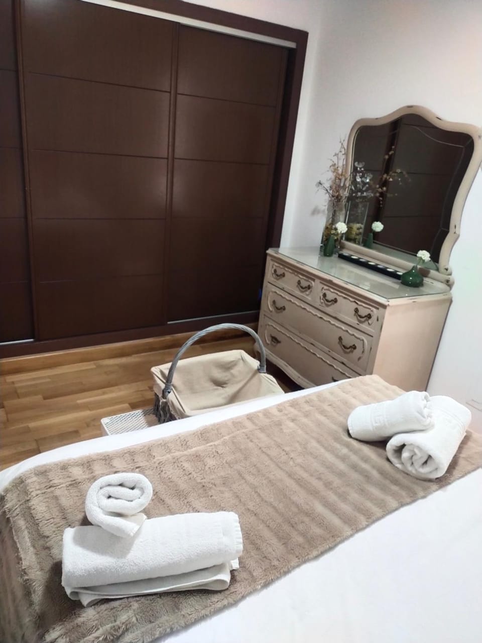 Bed, Bedroom, towels