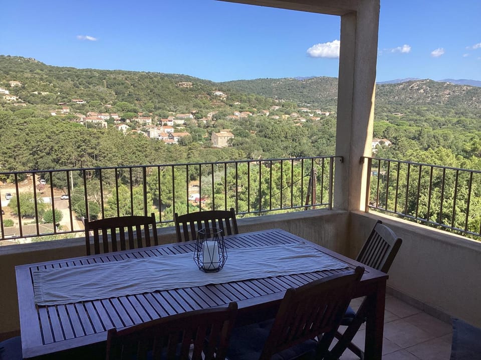 Patio, Natural landscape, Dining area, Mountain view