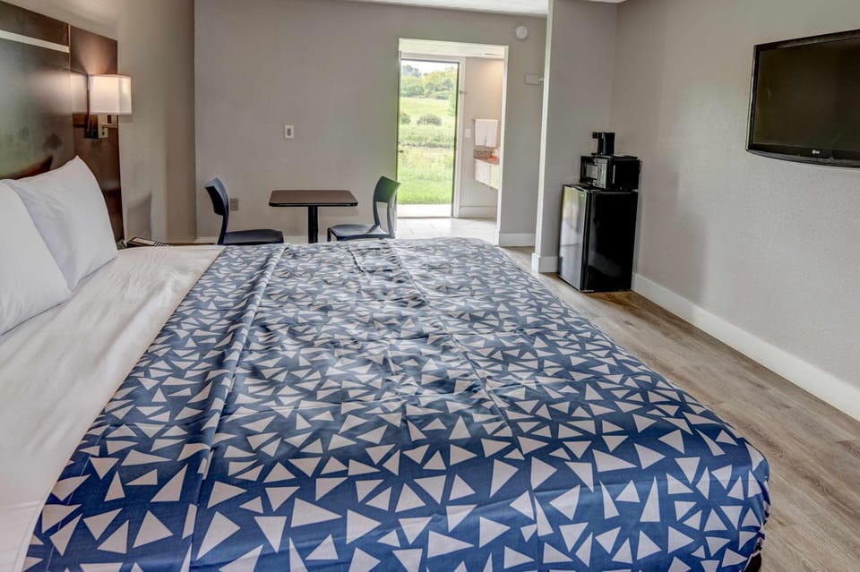 Bed, TV and multimedia, Photo of the whole room