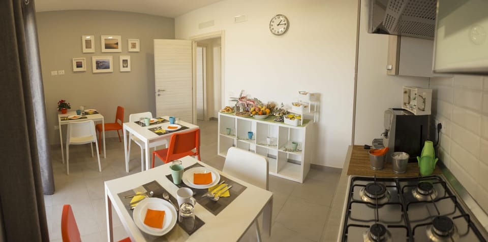 Coffee/tea facilities, Kitchen or kitchenette, Dining area