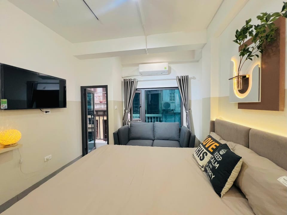 Bed, TV and multimedia, Living room, Photo of the whole room, Seating area, Evening entertainment, Bedroom