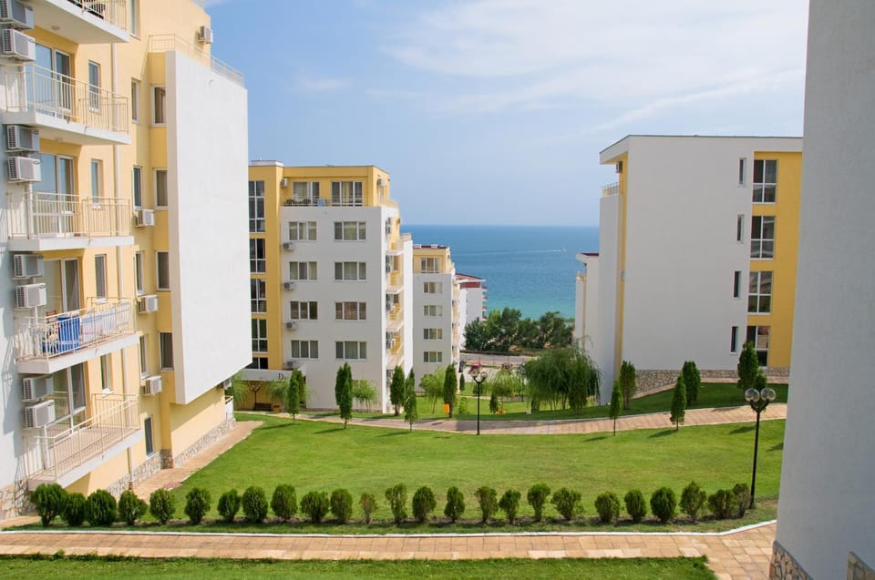 Facade/entrance, Area and facilities