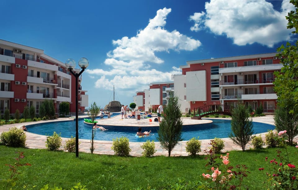 Property building, Day, Garden, Pool view, Swimming pool