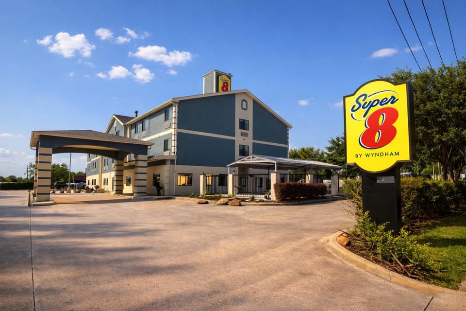 Property building, Day, Property logo or sign, Logo/Certificate/Sign, Street view, Parking