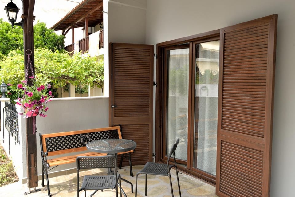 Facade/entrance, Balcony/Terrace