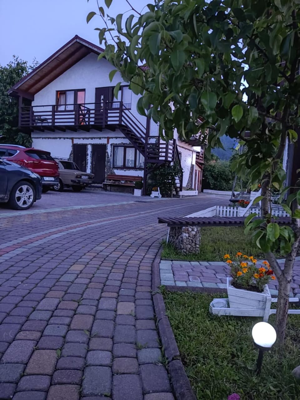 Property building, Day, Neighbourhood, Garden view, Location