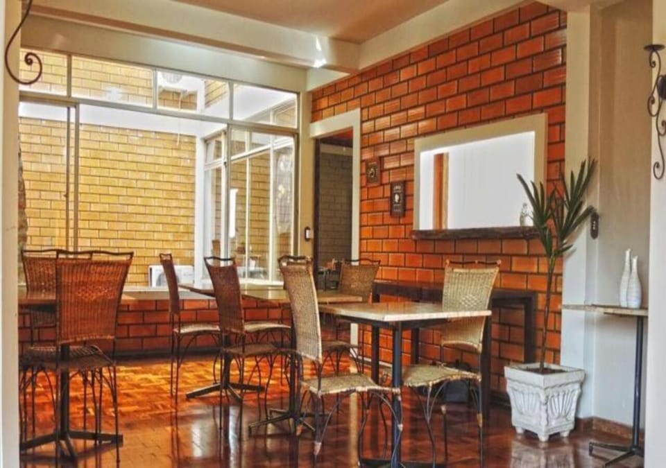 Coffee/tea facilities, Dining area, Meals