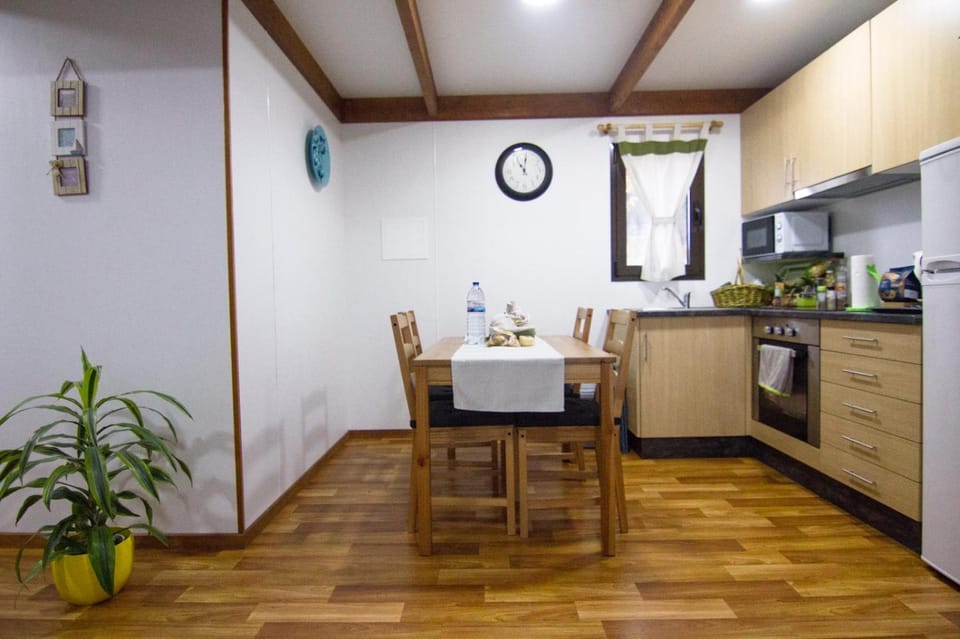 Kitchen or kitchenette, Dining area, minibar, pet friendly, stove