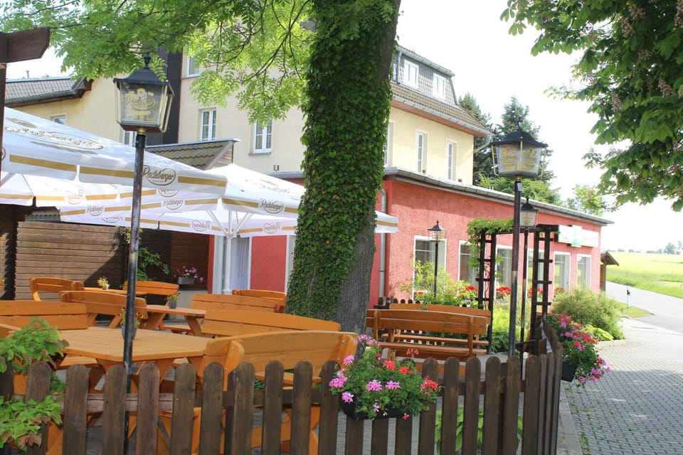 Property building, Restaurant/places to eat