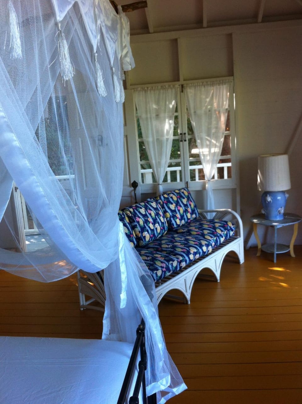 Bed, Seating area