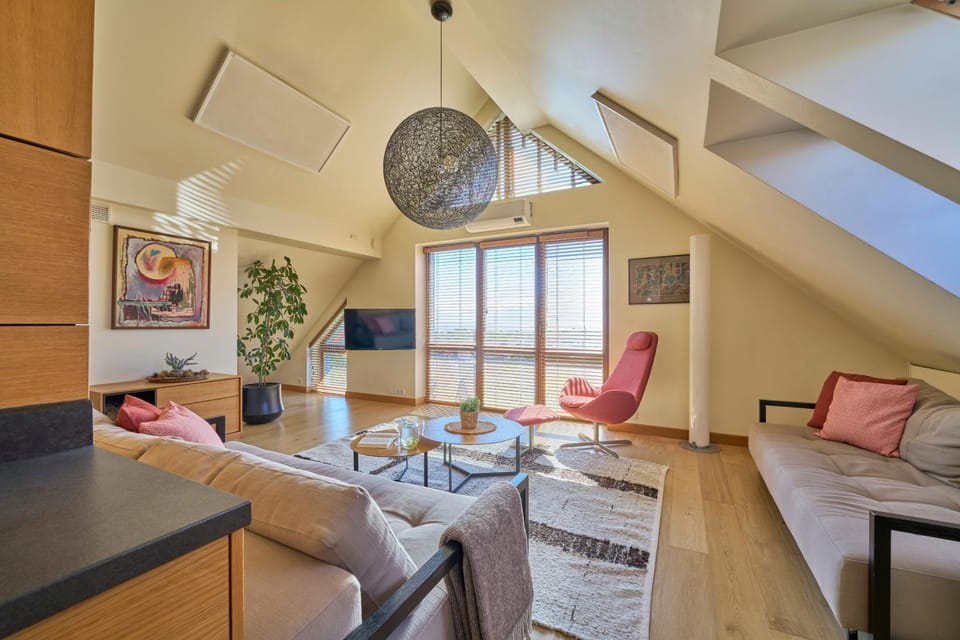 TV and multimedia, Living room, Seating area, Dining area, air conditioner