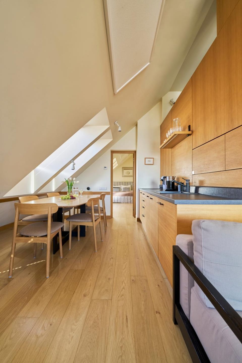 Coffee/tea facilities, Kitchen or kitchenette, Dining area, dishwasher, stove