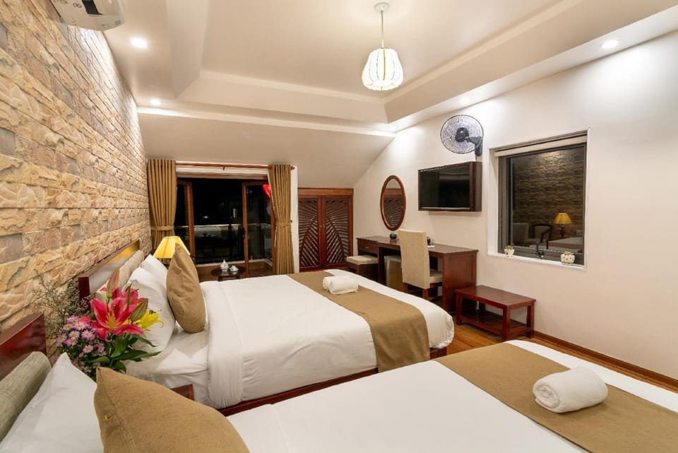 Bed, TV and multimedia, Living room, Photo of the whole room, Seating area, Bedroom, fireplace, towels, air conditioner