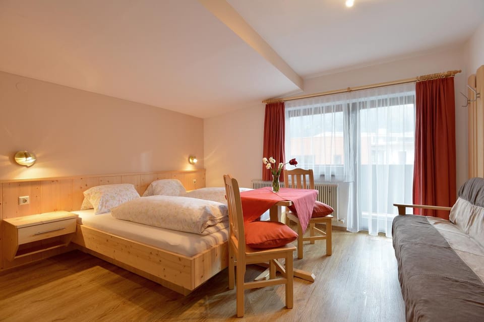 Day, Photo of the whole room