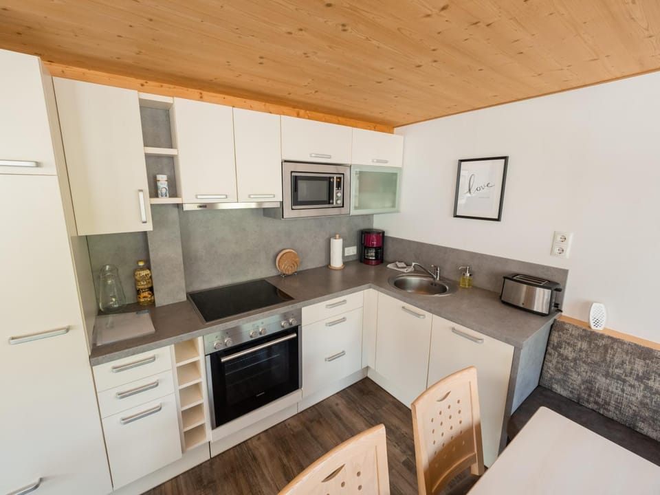 Kitchen or kitchenette, dishwasher, oven, toaster