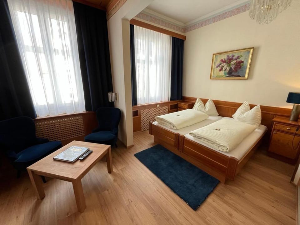 Bed, Photo of the whole room, Seating area, Bedroom