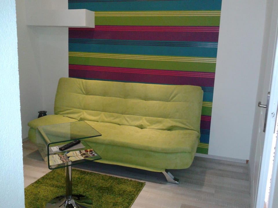 Photo of the whole room, Decorative detail
