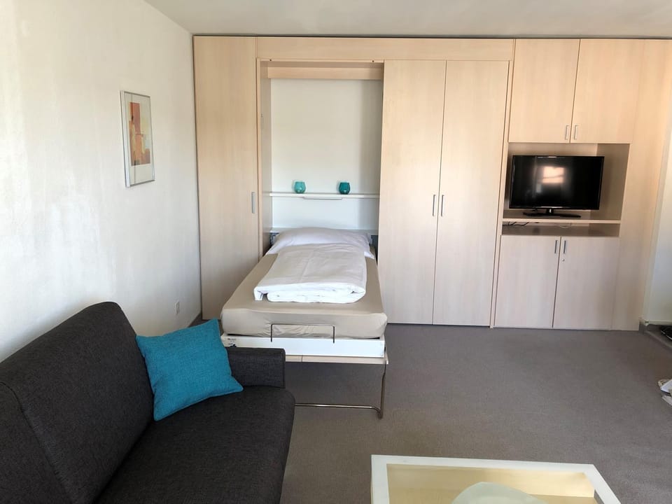 TV and multimedia, Photo of the whole room, Bedroom