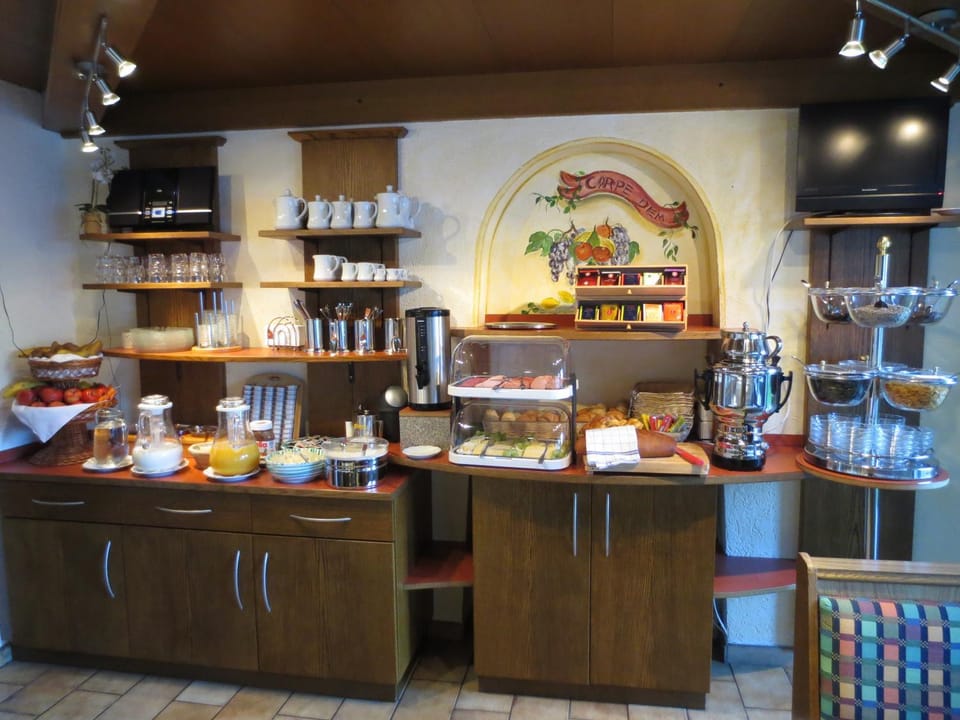 Restaurant/places to eat, Internal: Not applicable to any particular room