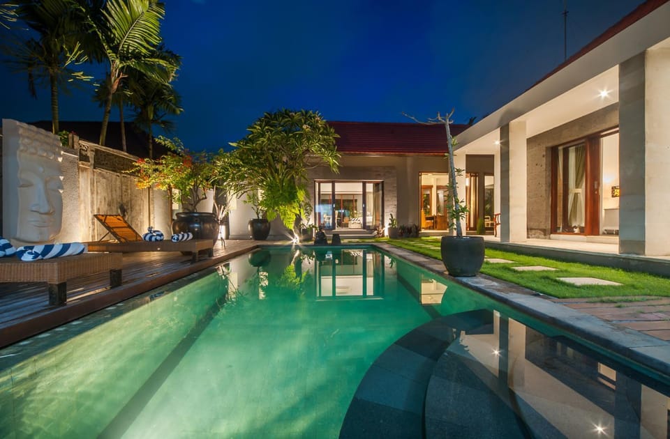 Property building, Night, Garden, Garden view, Pool view, Swimming pool, sunbed