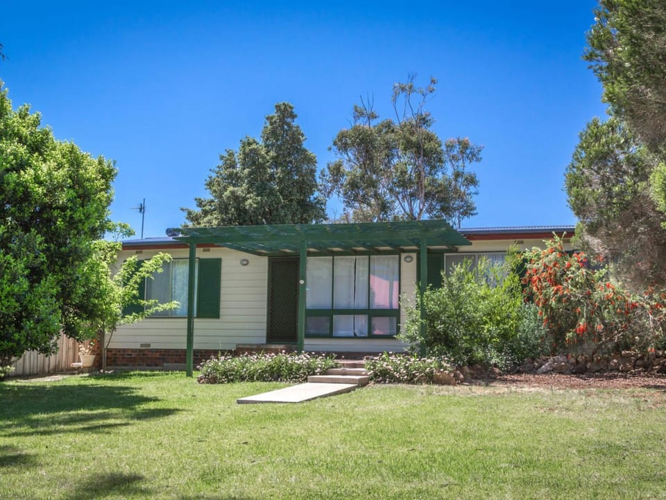 17 Broadbeach Drive House in Carrickalinga